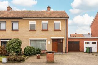 <p><strong>Te vernieuwen halfopen woning op 269 m² met o.a. 3 slaapkamers, inpandige garage en ruim bijgebouw (28m²). Centrale verwarming op gas (CV-ketel van 2013). Zuidwest georiënteerde tuin. EPC D 387 kWh/m². Geen renovatieverplichting.</strong> <br /><br /><strong>Ligging: </strong>op slechts 400m van hartje Noorderwijk met een speelplein in deze rustige straat. Zeer goede verbinding naar omliggende gemeentes en vlotte bereikbaarheid via E313. Alle faciliteiten op wandelafstand. Zuidwestelijk geörienteerd perceel. <br /><br />Indeling (zie grondplannen bij foto's en documenten): -1: kelder. 0: inkomhal, toilet, woonkamer, eetkamer, keuken, garage. +1: nachthal, 3 slpk, badkamer. <strong>Bergzolder. Buiten: </strong>tuin, bijgebouw. <br /><br /><strong>Beschrijving: </strong>De inkomhal met apart toilet maakt onmiddelijk de verbinding met de keuken en de woonkamer. Beide ruimtes grenzen aan de eetkamer achteraan, dewelke mits renovatie zouden kunnen leiden tot één verbonden leefruimte. Vanuit de eetkamer is er toegang tot de ruime garage die perfect nog ruimte biedt voor een achterinkom/wasplaats/berging/bijkeuken. De verdieping geeft ruimte aan de badkamer en 3 slpk van 13.4, 12 en 7.1 m². Ten slotte is er nog een droge kelder (12.4 m²) en een bergzolder. Buiten beschik je over een zuidwestelijk georiënteerde, rustig gelegen tuin met ruim bijgebouw (28 m²).</p>
<p><em>bijzondere informatieplicht: in aanvraag.</em></p>