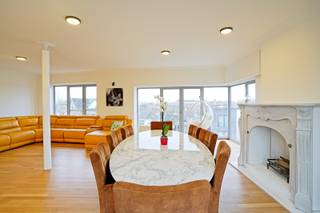 Bent u op zoek naar een uitzonderlijk luxueuze woonst met royale ruimtes, een zee van natuurlijk licht en een hoogwaardige afwerking? Dit riant penthouse in Willebroek biedt alles wat u zoekt en meer!<br />Het penthouse is gerenoveerd en instapklaar met een eigentijdse uitstraling. Alle ruimtes hebben vele ramen, geniet hier van een adembenemend zicht over Willebroek. Met maar liefst 6 ruime slaapkamers en 2 badkamers is deze ideaal voor grote gezinnen of wie extra ruimte wenst voor een thuiskantoor, dressing of hobbykamer.<br />Dit penthouse is niet alleen een thuis, maar een ware levensstijl. Gelegen in een rustige, maar strategisch goed bereikbare buurt, biedt het de perfecte balans tussen privacy en nabijheid van voorzieningen. Winkels, scholen, openbaar vervoer en uitvalswegen bevinden zich op een steenworp afstand.<br />Unieke troeven: energiezuinig, elektriciteit conform, ramen met dubbel glas, centrale verwarming op aardgas, enz…<br />Mis deze unieke kans niet! Interesse? Neem vandaag nog contact met ons op voor een bezichtiging en ervaar zelf de luxe en ruimte die dit penthouse te bieden heeft. Contacteer ons voor meer informatie op 052/41.41.94<br />Referentie: 5359