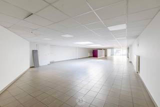 In het hart van Sint-Niklaas bevindt zich dit ruime handelspand van ca. 250 m², met bijhorende ondergrondse autostaanplaats voor twee wagens.Het pand...