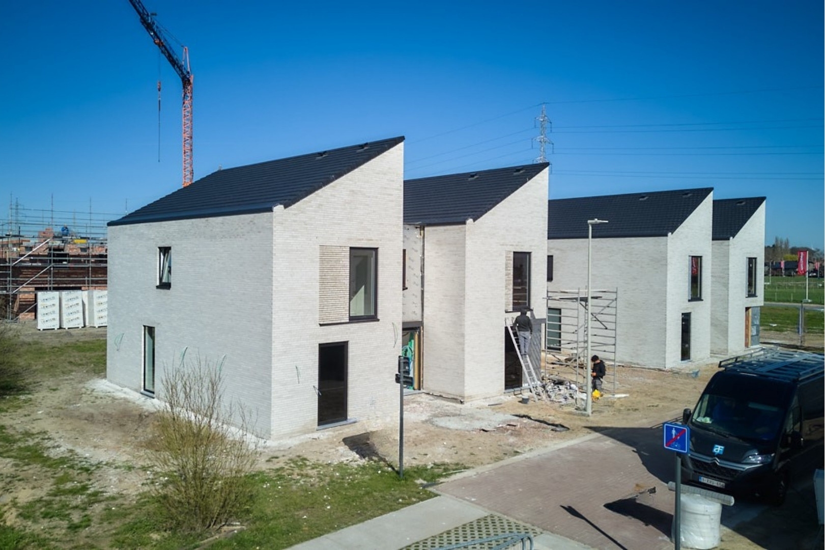 Ruime halfopen bebouwing woning met 4 slpk's - foto 2