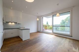 <p>Prachtig instapklaar appartement in een recent gebouw (2017), afgewerkt met parketvloer en gelegen in een rustige, groene omgeving zonder inkijk.<br /><br />Dit appartement is bijzonder interessant voor families die graag dicht bij elkaar wonen. In combinatie met het naastgelegen appartement biedt dit een ideale oplossing voor twee gezinnen, ouders en kinderen of een kangoeroewoonconcept, waarbij iedereen zijn eigen privacy behoudt terwijl men toch vlak bij elkaar woont.<br /><br /><strong>INDELING</strong><br />Inkomhal<br />Lichtrijke leefruimte met hoge plafonds<br />Open keuken<br />Twee slaapkamers<br />Berging met aansluiting voor wasmachine<br />Ruim terras bereikbaar vanuit de leefruimte<br /><br />Voor het terras werd reeds gemeentelijke goedkeuring verkregen om het verder uit te breiden.</p>
<p>Via de lift bereikt u rechtstreeks de ondergrondse autostaanplaats. <br /><br /><strong>POSITIEVE ASPECTEN</strong><br />- Recent gebouw (2017)<br />- Instapklaar<br />- Parketvloer<br />- Ruim terras met groen uitzicht en volledige privacy<br />- Goedkeuring voor uitbreiding terras<br />- Ventilatiesysteem aanwezig<br />- Lift rechtstreeks naar de ondergrondse parking<br />- Autostaanplaats<br />- Syndicus in eigen beheer<br />- Lage gemeenschappelijke kosten: €85/maand<br /><br />Gelegen nabij scholen, winkels, openbaar vervoer en de waterbus, met een vlotte verbinding naar Antwerpen, Brussel en Mechelen. Een ideaal appartement voor beginnende starter, alleenstaande of jong of ouder koppel</p>