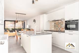 Dit gelijkvloers appartement is onderdeel van een recent complex, op een sympathieke plek in het centrum van Elversele. Bouwjaar 2022. Via je...