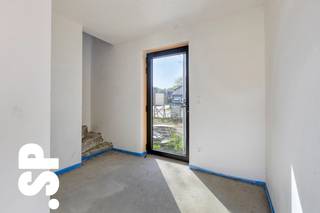 Moderne casco+ nieuwbouwwoning te koop in Tessenderlo-Ham (Kwaadmechelen)<br /><br />Bent u op zoek naar een energiezuinige nieuwbouwwoning die u nog volledig naar eigen smaak kan afwerken? Deze moderne woning combineert kwaliteit, duurzaamheid en maximale vrijheid in afwerking.<br /><br />Gelegen aan de Staatsbaan 76A-B in Tessenderlo-Ham (Kwaadmechelen), geniet u van een vlotte bereikbaarheid met de E313 op korte afstand – ideaal voor woon-werkverkeer.<br /><br />Casco+ volledig naar uw smaak af te werken<br />Deze woning wordt aangeboden in casco+ toestand. Dit betekent dat de structurele werken reeds uitgevoerd zijn en u als koper zelf de afwerking kan bepalen: vloeren, keuken, badkamer, binnendeuren en andere materialen kiest u volledig volgens uw eigen stijl en budget.<br /><br />Indeling gelijkvloers<br />Ruime inkomhal met gastentoilet, praktische berging, lichtrijke leefruimte met living en eetkamer, open leefkeuken en een grote multifunctionele bureauruimte (perfect als thuiswerkplek, speelruimte of extra slaapkamer).<br /><br />Indeling verdieping<br />Vier volwaardige slaapkamers, een badkamer met mogelijkheid tot inloopdouche en bad, een technische ruimte en een tweede apart toilet.<br /><br />Troeven van deze woning:<br />-Casco+ afwerking: volledige vrijheid in materiaal- en stijlkeuze<br />-Energiezuinig met gegarandeerd E-peil E10<br />-100% korting op het kadastraal inkomen gedurende 5 jaar<br />-Overdekt terras<br />-Grote multifunctionele ruimte op het gelijkvloers<br />-Uitstekende ligging nabij de E313<br /><br />Creëer uw droomwoning volledig naar eigen wens, zonder in te boeten op kwaliteit en energiezuinigheid.<br /><br />Interesse?<br />Voor meer informatie of een bezoek ter plaatse, kan u contact opnemen met IMMO SP via 014/59 10 20 of mailen naar jill@immosp.be.<br />Benieuwd naar de waarde van uw eigen woning? Vraag vrijblijvend een gratis verkoopanalyse aan – wij helpen u graag verder!