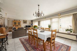 <strong>Zeer ruim (162m²) appartement op de eerste verdieping (lift) met 2 slaapkamers, badkamer, terras, kelder en garage (verplicht bij aan te kopen aan €12.000) EPC: 200 kWh/m² (B Label).</strong><em><span><strong><br /></strong><br /><strong>Ligging:</strong></span><span> </span></em><span>centrum van Turnhout, op wandelafstand van de Grote Markt en met goede bereikbaarheid van de ring van Turnhout.<br /><br /><em><strong>Indeling:</strong></em> lift, inkomhal, woonkamer, keuken, berging, twee slaapkamers, badkamer, toilet, terras met berging, garage.<br /></span><em><br /><strong><span>Omschrijving:</span></strong><span> </span></em><span> appartement met een bewoonbare oppervlakte van 162 m², gelegen op de eerste verdieping van een kleinschalig appartementsgebouw met lift, in het centrum van Turnhout.</span><strong><br /></strong><span>Ruime inkomhal met vestiaire, vooraan grote lichtrijke woonkamer, aparte keuken, 2 slaapkamers, gastentoilet en badkamer, westgericht terras, garagebox en kelderberging. </span><span>Vernieuwde hoogcondensatie ketel (2024) en dubbele beglazing.</span><br /><span>Garage met handmatige poort die verplicht bij aan te kopen is aan € 12.000.<br /></span><br /><span>Epc-score: 200 kWh/m² (B-label).</span><br /><span>Asbestveilig gebouw</span><em>.<br /></em>
<p><strong>Vermeldingen inzake bijzondere infoplicht:</strong><span> </span>omgevingsvergunning stedenbouwkundige handelingen uitgereikt, woongebied, geen rechterlijke herstelmaatregel of bestuurlijke maatregel opgelegd, geen voorkooprecht ruimtelijke ordening, geen omgevingsvergunning voor verkavelen van gronden, geen watergevoelig openruimtegebied.</p>