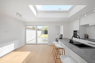 Deze volledig gerenoveerde woning in het hart van Heist-aan-Zee combineert charme met modern comfort.<br />De woning beschikt over 3 ruime slaapkamers, 2 stijlvolle badkamers, een lichte leefruimte en een volledig uitgeruste moderne keuken.<br />Buiten vindt u een gezellig terras en een onderhoudsvriendelijk tuintje, perfect om van het buitenleven te genieten.<br />Dankzij de zonnepanelen is deze woning ook duurzaam en energiezuinig.<br />Met een brede gevel en centrale ligging, op korte afstand van het strand en alle voorzieningen, is dit de ideale woning aan de kust.<br /><br />Info en bezoek bel Andries De Leyn 0472 53 66 09