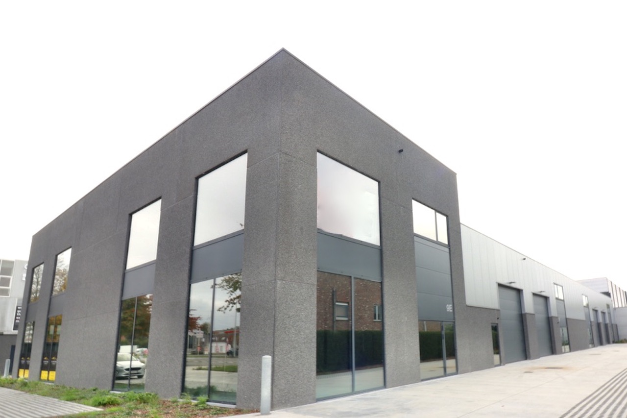 Nieuwbouw bedrijfsgebouw met verdieping van 400 m2 en 1 privatieve parkeerplaats voor 1.800 EUR/mnd excl BTW - foto 1