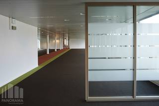 Hoogwaardige kantoorruimte <strong>651 m² </strong>op een strategische toplocatie vlak aan station Brussel-Noord. Op minder dan 3 minuten wandelen geniet dit kantoorgebouw van een uitstekende bereikbaarheid met het openbaar vervoer. Dankzij de directe aansluiting op 6 metro- en tramlijnen en de ligging tussen het groene Parc Gaucheret en de Brusselse Noordwijk, biedt deze locatie een ideale bereikbaarheid.<br /><br />Het gebouw beschikt over diverse faciliteiten waaronder gedeelde kitchenettes, vergader- en brainstormruimtes en ontspanningszones. Technisch voldoet het gebouw aan de hoogste hedendaagse normen met een <strong>vrije hoogte van 2,70 meter</strong>, drie liften (waarvan één goederenlift), <strong>HVAC-installaties </strong>met koude plafonds en warmtepompen, energiezuinige <strong>LED-verlichting</strong>, gefilterde verse lucht met free cooling en een performant<strong> toegangs- en beveiligingssysteem</strong> met badges. Daarnaast zorgen de grote raampartijen voor een overvloed aan natuurlijk licht en bieden open zichten op het Parc Gaucheret.<br /><br />Met een sterke focus op duurzaamheid bevindt het gebouw zich in een traject naar een <strong>BREEAM Very Good-certificaat</strong><strong>,</strong> een internationaal erkende standaard voor duurzame en toekomstgerichte kantoorgebouwen. <br /><br />Contacteer<strong> PANORAMA B2B</strong> voor bijkomende informatie, plannen of een vrijblijvend plaatsbezoek via<strong> 0477 09 00 09.</strong>