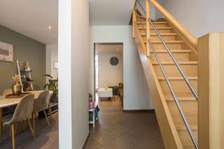 Deze instapklare woning bestaat op het gelijkvloers uit een inkomhal, een leuke en lichtrijke leefruimte, badkamer ( met ligbad, aparte douche...