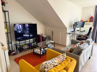 Welkom in dit<strong> prachtige dakappartement</strong>, gelegen op de derde verdieping aan de Paardestraat in Gent.<br />Dit toch wel<strong> retro </strong>appartement is een ideale uitvalsbasis voor iedereen die op zoek is naar een comfortabele en stijlvolle woonruimte in een levendige buurt. De doordachte indeling biedt een <strong>gezellige woonkamer</strong> die aansluit op de <strong>praktische keuken</strong>.<br />Het appartement beschikt verder over een inkomhal, een <strong>ruime slaapkamer</strong>, een kleinere kamer/<strong>bureau </strong>en een <strong>badkamer</strong>, die is uitgerust met een lavabo, douche, toilet en aansluiting voor wasmachine.<br />Er is beneden ook een<strong> gemeenschappelijke fietsenberging </strong>waar gebruik van kan gemaakt worden.<br />De huurprijs is <strong>€ 850 + € 35</strong> (algemene onkosten). Het appartement is beschikbaar vanaf 1 december 2026. EPC label C.<br />Gelegen in de nabijheid van diverse voorzieningen, zoals winkels, restaurants en openbaar vervoer, ben je verzekerd van alle comfort dat het stadsleven te bieden heeft.<br />Dit dakappartement is<strong> meer dan een woning</strong>; het is een plek waar je echt tot rust kunt komen.<br />Neem vandaag nog contact met ons op voor een bezichtiging en ontdek jouw nieuwe thuis in het hart van Gent. Tel: <strong>09 330 61 04</strong>
