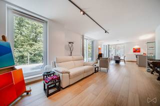 Visites et renseignements au 0484/06.1000<br />À vendre – Appartement contemporain d’exception au Sart-Tilman (Angleur)<br /><br />Au cœur d’un environnement résidentiel privilégié, calme et verdoyant, découvrez ce superbe appartement contemporain, construit il y a à peine deux ans, offrant un cadre de vie où confort, élégance et luminosité se conjuguent à la perfection.<br /><br />Dès l’entrée, les volumes généreux et la lumière naturelle séduisent. Grâce à son excellente orientation et à ses larges baies vitrées, les espaces de vie profitent d’un ensoleillement optimal tout au long de la journée.<br /><br />L’appartement se compose d’un spacieux séjour ouvert sur une magnifique terrasse de 70m², d’une cuisine entièrement équipée aux finitions soignées, de deux belles chambres, de deux salles de douches, de 2 WC séparés ainsi que d’un troisième WC intégré à l’une des salles de douches.<br /><br />À l’arrière, une seconde terrasse vous offre un espace extérieur supplémentaire, dans un cadre paisible et verdoyant. Les deux terrasses bénéficient d’une orientation sud-est, idéale pour profiter pleinement de la lumière naturelle.<br /><br />Le bien est complété par deux emplacements de parking privatifs ainsi que deux caves, apportant un confort de vie appréciable au quotidien.<br /><br />Sur le plan énergétique, l’appartement bénéficie d’un excellent PEB A, garantissant de faibles consommations et un confort thermique remarquable.<br /><br />Autre avantage majeur : la vente est soumise aux droits d’enregistrement et non à la TVA, permettant de profiter d’un appartement très récent sans supporter le régime TVA applicable à un achat neuf.<br /><br />Idéalement situé à proximité des commerces, des transports, des principaux axes routiers, du CHU et du campus universitaire du Sart-Tilman, ce bien rare séduira les amateurs d’un cadre de vie alliant sérénité, nature et modernité.<br /><br />Un bien d’exception, prêt à accueillir ses nouveaux propriétaires. Venez vite visiter il n'y en aura qu'un!<br />0484/06/1000 ou www.weinvest.be