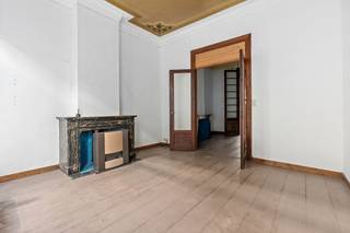 <p>Te koop: karaktervolle gesloten bebouwing in Antwerpen, op wandelafstand van het populaire Park Spoor Noord en met een zeldzame tuin.<br /><br />Deze authentieke woning is momenteel ingedeeld in vier units, maar officieel gekend als één woning. Dat biedt tal van mogelijkheden: van een ruime gezinswoning tot een combinatie van wonen en werken of een opbrengsteigendom, volledig in te richten naar eigen wensen. Gelegen in een levendige buurt met horeca, winkels en ontspanning binnen handbereik, geniet je bovendien van een vlotte verbinding naar het centrum van Antwerpen. Deze woning beschikt over tal van karaktervolle elementen zoals hoge plafonds, sierlijke moulures, originele schouwen en houten vloeren die de woning een warme en charmante uitstraling geven. In combinatie met de stadstuin – een echte zeldzaamheid op deze locatie – biedt dit pand enorm veel potentieel om een prachtige en unieke thuis te creëren.<br /><br />Belangrijkste ruimtes:<br />• Drie kelderruimtes<br />• Glv: Een inkomhal met vestiaire, een woonkamer, een eetkamer, een keuken, één slaapkamer, een badkamer, een toilet en een gezellige tuin.<br />• 1eV: Een woonkamer, een keuken, twee tot drie slaapkamers, een badkamer, een toilet, een terras. <br />• 2eV: Een woonkamer, een keuken, één slaapkamer, een badkamer, een toilet, een wasplaats.<br />• 2eV: Een woonkamer, een keuken, één slaapkamer (mezzanine), een badkamer.<br /> </p>