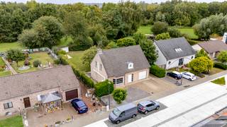 <p><em>Découvrez cette villa intemporelle et élégante offrant 150 m² de surface habitable, sur un terrain orienté ouest de 10 ares. Idéalement située juste à l'extérieur du centre-ville de Tirlemont, cette propriété combine confort, efficacité énergétique et tranquillité.</em></p>
<p>Le rez-de-chaussée comprend un vaste hall d'entrée, un séjour lumineux avec salle à manger, ainsi qu'une cuisine moderne avec accès direct au jardin ensoleillé.</p>
<p>À l'étage, vous trouverez trois chambres, dont une avec dressing, et une salle de bains bien équipée avec baignoire et douche. Des espaces de rangement supplémentaires sont disponibles dans le grenier.</p>
<p>Stationnement possible à l'extérieur et dans le garage intégré. Grâce aux panneaux solaires et à la climatisation, cette maison est particulièrement économe en énergie.</p>
<p></p>