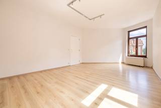 <p><strong>Watermael-Boitsfort </strong>– Appartement lumineux de 2 chambres au cœur du quartier Wiener.</p>
<p>Idéalement situé à seulement 300 m de la place Léopold Wiener, cet agréable appartement de ±88 m² offre un cadre de vie à la fois calme, lumineux et particulièrement pratique.</p>
<p>Installé au 1er étage d’un petit immeuble familial, il se compose d’un chaleureux living, d’une grande cuisine super équipée, de deux belles chambres situées à l’arrière, de 16 m² et 11 m², ainsi que d’une salle de bains. Des toilettes séparées complètent l’espace.</p>
<p>Côté confort et tranquillité, le bien bénéficie également d’une cave, d’une installation électrique conforme, d’une chaudière individuelle au gaz et de faibles charges, autant d’atouts qui en font une propriété particulièrement intéressante.</p>
<p>Un appartement lumineux, bien agencé et idéalement situé, dans un environnement résidentiel recherché.</p>
<p>Une belle opportunité à découvrir sans tarder !</p>
<p></p>
<p><span>Au 1<sup>e</sup> étage :</span></p>
<ul>
<li>Living ±26m²</li>
<li>Cuisine super équipée de ±14m²avec coin déjeuner</li>
<li>Chambre 1 ±16m²</li>
<li>Chambre 2 ±11m²</li>
<li>Salles de bains (baignoire, double lavabos, coin buanderie et chaufferie [Vaillant 2022])</li>
<li>Toilettes</li>
</ul>
<p></p>
<p><span>Au sous-sol :</span></p>
<ul>
<li>Cave n°4</li>
</ul>