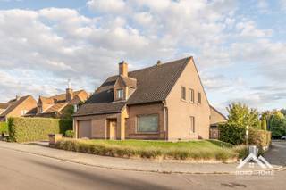 Deze mooie landelijke woning vinden we terug in een rustige groene woonwijk, op de rand van Temse. Via de ruime inkomhal (met gastentoilet en plaats voor een vestiaire) komen we tot in heel aangename leefruimte. Daar zorgen de raampartijen voor een mooie combinatie van veel lichtinval en geborgenheid. De half open leefkeuken is heel ruim bemeten, en voorzien van veel opbergmogelijkheden. De gevelbrede raampartij zorgt er hier voor dat het terras en de tuin in zijn geheel visueel zijn verbonden met de keuken, wat voor een heel open gevoel zorgt. Net naast de keuken komen we in de garage met afgesloten wasruimte/bergplaats, en langs deze weg kunnen we ook naar het terras. Op de eerste verdieping is er rond de grote overloop voorzien in vier mooie ruime slaapkamers, een apart toilet en een parel van een badkamer met zowel ligbad als inloopdouche. Hierbovenop is er een ruime bergzolder aanwezig, met indien gewenst zelfs plaats voor bijvoorbeeld een bureel. De woning is volledig omgeven door een mooie volledig zuidelijk gerichte tuin. Bezoekdag zaterdag: 24/10. Inschrijven via mail naar stefan@immo-home.be, geen telefonische inschrijvingen! Volg ons op Fb en Insta. Voor meer info: www.immo-home.be. GRATIS SCHATTING & GRATIS FINANCIEEL ADVIES