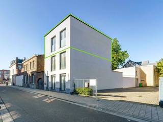 <p>Welkom in dit 1-slaapkamerappartement hartje Merksem.</p><p>U komt binnen in de woonkamer met een open keuken. In de ruime woonkamer kan u genieten van zeer veel lichtinval dankzij de grote raampartijen. Naast de leefruimte, de geïnstalleerde keuken met oven, keramische kookplaat, dampkap, ijskast en een spoelbak. Vervolgens, de ruime slaapkamer die toegang geeft tot het Zuid-west gerichte terras. De badkamer is voorzien van een douche, een toilet en een lavabo. Verder is er een berging met aansluiting voorzien voor een wasmachine en droogkast.</p><p>Strategisch gelegen in het centrum van Merksem nabij winkels, scholen en openbaar vervoer.</p><p>Nabij 3 parken: Park Rozendaal, Runcvoortpark en Bouckenborghpark!</p><p>Er zijn geen vaste kosten.</p><p>Er dient een waarborg van 3 maanden voorzien te worden.</p><p>Plaatsbeschrijving wordt opgemaakt voor gedeelde kosten tussen huurder en verhuurder.</p><p>Bijzonderheden:</p><p>✅ Geen vaste kosten</p><p>✅ Zeer energiezuinig E37</p><p>✅ Centrale ligging</p><p>✅ Openbaar vervoer</p><p>✅ Onmiddellijk beschikbaar!</p>