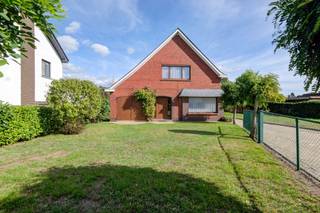 <p><span>Op een </span><span>ruim perceel van maar liefst 1.890 m²</span><span>, met een gunstige </span><span>oost- tot zuidoostoriëntatie</span><span>, bevindt zich deze open bebouwing uit 1965. De woning beschikt over een bruikbare vloeroppervlakte van circa </span><span>169 m²</span><span>, drie slaapkamers, twee garages en een ruim bijgebouw.</span></p><p><span>Een eigendom met bijzonder veel potentieel voor wie op zoek is naar </span><span>ruimte, privacy en renovatiemogelijkheden</span><span>, maar eveneens interessant voor een zelfstandige dankzij de aanwezige opslagmogelijkheden.</span></p><p><span>Via de </span><span>ruime inkomhal</span><span> betreden we het gelijkvloers. Hier bevinden zich een royale </span><span>leef- en eetruimte</span><span>, een </span><span>eiken keuken</span><span> en een bijkomende ruimte die naar eigen behoefte kan worden ingericht. Aansluitend aan de woning bevindt zich een </span><span>overdekt terras</span><span> met zicht op het ruime perceel.</span></p><p><span>Verder beschikt het gelijkvloers over een </span><span>badkamer met douche, toilet en lavabo</span><span> en een </span><span>inpandige garage</span><span>.</span></p><p><span>Op de eerste verdieping bevinden zich </span><span>drie slaapkamers</span><span>, allemaal voorzien van </span><span>ingemaakte kasten</span><span>. Daarnaast is er nog een </span><span>opbergzolder</span><span>, ideaal als extra bergruimte.</span></p><p><span>De woning is voorzien van</span><span> houten buitenschrijnwerk met dubbele beglazing en rolluiken</span><span> op zowel het gelijkvloers als de verdieping.</span></p><p><span>Een belangrijke extra troef is het </span><span>ruime bijgebouw</span><span>, waarin zich een </span><span>tweede garage en aanzienlijke bijkomende bergruimte</span><span> bevinden. Dit maakt de eigendom bijzonder interessant voor bijvoorbeeld een </span><span>zelfstandige die nood heeft aan opslagruimte of materiaalberging</span><span>, maar uiteraard ook als hobby- of werkruimte.</span></p><p><span>Naast de woning wordt eveneens een </span><span>bouwgrond van 733 m² voor open bebouwing</span><span> afzonderlijk te koop aangeboden. Deze bouwgrond kan </span><span>optioneel samen met de woning worden aangekocht</span><span>.</span></p><p><span>Hierdoor bestaat de mogelijkheid om een uitzonderlijk geheel te verwerven van maar liefst </span><span>2.623 m² grond</span><span>.</span></p><p><span>Een interessante opportuniteit voor wie een ruime gezinswoning volledig naar eigen smaak wil renoveren, voor een zelfstandige op zoek naar bijkomende opslagmogelijkheden of voor wie de woning wenst te combineren met de naastgelegen bouwgrond.</span></p><p><span> </span></p>