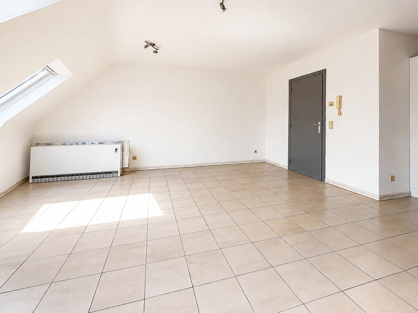 Te koop, lichtrijk dakappartement met 2 slaapkamers in Ronse - photo 4