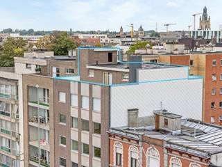 <br />Roeselare-stadskern. PENTHOUSE op 6de verdieping aan het Coninckplein gelegen, met 2 slaapkamers, ochtendterras en avondterras. Een pareltje met unieke ligging !<br /><br />Dit is een startprijs / vanafprijs, ieder bod boven deze prijs zal worden voorgelegd aan de eigenaars ter bespreking.<br /><br />Residentie Pieter de Coninck is een verozrgde plaats om te wonen. alles op wandelafstand. <br />Aan het Coninckplein, het Moermanpark, 't station en de winkelstraten en de markt. <br /><br />U kan dit prachtig verzorgd appartement aantreffen op het 6de. Lichtrijk, verzorgd en zeer degelijk gebouwd.<br />2 terrassen. Ochtendzon met zicht op de kerk en verzichten op Beveren en Rumbeke.<br />Avondterras met zicht op Hooglede, het Bel-Ford, de stadskern en in de verte Torhout en meer<br />U kan hier letterlijk wegdromen en genieten van de wisselende siezoenen.<br />Het is uitzonderlijk om hier te vertoeven.<br /><br />+/- 90m2 appartement & 155m2 terras<br /><br />Inkomhal, ruime leefruimte met aansluitend een iets miinder recente keuken. Verder 2 slaapkamers, badkamer, toilet en berging.<br />Er is tevens ruimte voor eigen smaak en opfrissingswerken zodat je hier echt thuis mag voelen.<br /><br />Autostaanplaats 5 gelegen op het gelijkvloerse kan extra aangekocht worden :12.000 Euro<br />Berging kelder 6 in inbegrepen.<br /><br />Deze penthouse is een unieke kans op topligging pal in het centrum van Roeselare, bel ons nu 051/62 40 40 en maak uw afspraak.<br />