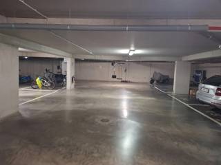 In de nog jonge residentie “Den Blok”, gelegen op de hoek van de Tildonksesteenweg en Den Blok, in het centrum van Herent, bieden we deze ondergrondse parkeerplaats nummer 17 te koop aan.<br /><br />De parkeerplaats is vlot en gemakkelijk bereikbaar en bevindt zich in een afgesloten ondergrondse kelder. Een automatische sectionaalpoort zorgt ervoor dat de parking veilig en afgesloten is. Dankzij de centrale ligging is dit een ideale oplossing voor wie in het centrum van Herent woont en op zoek is naar een comfortabele en veilige parkeerplaats met lage maandelijkse kosten (geen autolift). <br /><br />Voor meer informatie of een bezoek ter plaatse, bel Brecht op het nummer 0484/56.44.22 of mail naar brecht@polares.eu