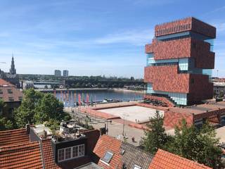 De ruimte is gelegen op de hoogste verdieping van Residentie Castor en is bereikbaar met een lift die rechtsreeks uitkomt in het kantoor. Naast een oppervlakte van 190m² inclusief keuken en badkamer, zijn er ook twee terrassen. <br /><br />Ook aan supermarkten, lunchzaakjes en koffieplekken geen gebrek. Daarnaast centraal gelegen en op een steenworp van de Waaslandtunnel, de Leien en de Kaaien. Parkeren kan bij parking Rijnkaai op 5min. van de kantoorruimte. <br /><br />Tot slot, is het kantoor gelegen in een nieuwbouwproject dus lage energiekosten gegarandeerd.