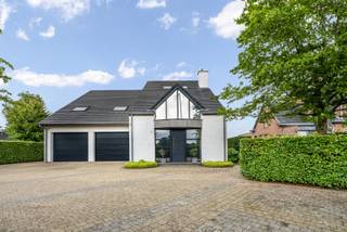 Strategisch gelegen en volledig gerenoveerde high-end villa met een bewoonbare oppervlakte van ca. 400 m², aangevuld met een aparte garage/magazijn van 75 m². Dankzij de vlotte verbinding met de E19 geniet u van een uitstekende bereikbaarheid richting Antwerpen en Brussel.<br /><br />Deze eigendom is bovendien uitermate geschikt voor het combineren van wonen en werken, ideaal voor vrije beroepen of zelfstandige activiteiten.<br /><br />Indeling & comfort:<br /><br />U wordt verwelkomd in een ruime en lichtrijke inkomhal met elegante trap. Van hieruit betreedt u de royale leefruimte met open, hyper uitgeruste keuken en groot kookeiland. De grote raampartijen zorgen voor een overvloed aan natuurlijk licht en een prachtig zicht op de verzorgde tuin.<br /><br />Aansluitend bevindt zich een praktische berging met ingemaakte kasten, die toegang biedt tot de inpandige garage met plaats voor 2 à 3 wagens.<br /><br />Naast de woning is er bovendien een afzonderlijke garage/magazijn van ca. 75 m², geschikt voor meerdere voertuigen (tot 4 wagens) of professionele doeleinden.<br /><br />Verdiepingen:<br /><br />Op de eerste verdieping vindt u:<br />een zeer ruim bureau met apart archief<br />een grote wasplaats<br />3 volwaardige slaapkamers<br />een badkamer met inloopdouche en hoekbad<br /><br />De tweede verdieping biedt:<br />een ingemaakte dressing<br />een ruime master bedroom<br />een luxueuze badkamer met inloopdouche en bubbelbad voor 2 personen<br />een zolderruimte met extra opbergruimte en technieken<br /><br />Technische troeven:<br /><br />Deze woning is uitgerust met alle moderne comfort:<br />uitgebreid domoticasysteem<br />alarminstallatie en camerabewaking<br />60 zonnepanelen<br />airconditioning<br />zonneweringen