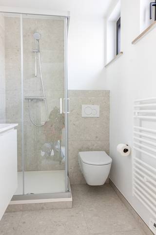 <span><strong>**Moderne flatjes op toplocatie in Leuven**</strong></span><br /><br />In de <strong>Vital Decosterstraat</strong>, om de hoek van het Ladeuzeplein, bevindt zich deze exclusieve residentie met <strong>vijf volledig ingerichte appartementen</strong> die luxe en comfort moeiteloos combineren. Dankzij de centrale ligging zijn het station, de Grote Markt, het Ladeuzeplein, winkels, restaurants en tal van andere voorzieningen allemaal op wandelafstand bereikbaar. Alles wat Leuven te bieden heeft, ligt dus om de hoek.<span><br /><br />Elk appartement beschikt over een <strong>volledig uitgeruste keuken</strong>, een stijlvolle badkamer, een aparte slaapkamer en wordt bovendien volledig <strong>bemeubeld</strong> aangeboden. De renovatie werd twee jaar geleden uitgevoerd met bijzondere aandacht voor <strong>kwaliteit en wooncomfort</strong>. Zo zijn er <strong>zonnepanelen</strong> geplaatst, wordt er verwarmd met een <strong>lucht-lucht warmtepomp</strong>, werd de ventilatie volledig vernieuwd en beschikt het gebouw over een <strong>lift</strong>.<br /><br /></span>Kortom, deze residentie vormt een uitstekende investering met onmiddellijk rendement! <br /><br /><span><strong>Meer informatie of een bezichtiging ter plaatse? Aarzel niet en contacteer Jacky via jacky@connect-immo.be of 0495 53 46 49</strong></span><br /><br /><span>EPB Startverklaring</span><br /><span>wche, gdv, gvkr, gvv</span>