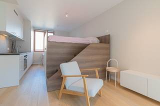 <p>Prachtige doorzon studio in prestigieus project ‘Academie’.</p>

<p>Ontdek deze stijlvolle bemeubelde* studio in het hart van Gent, gelegen nabij het charmante historische centrum Patershol. Het gebouw dateert van 2020 en werd pas in 2024 in gebruik genomen. U geniet hier van een prachtige, rustige ligging op slechts 400 meter van het Gravensteen en het bruisende centrum. Alle voorzieningen zijn binnen handbereik – met een Delhaize op amper 50 meter afstand.</p>

<p>Troeven:</p>

<p>Hoogwaardige afwerking met eiken parketvloer en moderne materialen</p>

<p>Volledig ingerichte keuken met vaatwasser, koelkast + vriezer en oven</p>

<p>Praktische combinatie wasmachine/droogkast aanwezig.</p>

<p>Slimme indeling : op maat gemaakt verhoogd bedmeubel met lattenbodem (160 x 200), ruime trap en voldoende ingebouwde bergruimte en kledingkasten. </p>

<p>Moderne badkamer met douche, wastafel en toilet. </p>

<p>Nieuwe lamellen en stores, op maat gamaakte muggenramen op alle vensters.</p>

<p>Videofoon</p>

<p>Extra comfort:</p>

<p>Groot schuifraam aan de voorzijde, met oostgericht terras en westelijk raam achteraan voor optimale lichtinval.</p>

<p>Boven- en ondergrondse fietsenstalling met badge.</p>

<p>Vlot parkeren in de omliggende straten (betalend).</p>

<p> </p>

<p> </p>

<p>Deze studio is quasi nieuw en slechts beperkt bewoond geweest. </p>

<p>Een unieke kans om te wonen in een prestigieus en recent project op een absolute toplocatie in Gent.</p>

<p>Ideaal als investering, pied-à-terre, eerste woning of voor een student.</p>

<p>*De overname van de meubels is optioneel.</p>

<p>De ruime kelderberging kan optioneel mee aangekocht worden.</p>