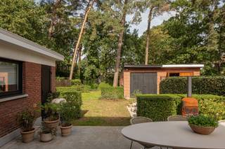 Koppelwoning in <strong>perfecte staat</strong> van onderhoud en erg mooi afgewerkt gelegen in het gewilde Mariaburg. <br /><br /><strong>Indeling:</strong><br />Gelijkvloers: Gezellige inkomhal, living met gashaard, eethoek en open keuken voorzien van alle toestellen, apart toilet, bijkeuken, berging.<br />1ste Verdieping: 3 slaapkamers en moderne douchekamer.<br /><br /><strong>Bijzonderheden</strong>:
<ul>
<li>Kelder.</li>
<li>Aparte garage in de tuin - 2 ruime zonneterrassen.</li>
<li>Nabij scholen, sportclubs, winkels, etc.</li>
</ul>