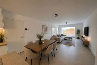 <p>Energiezuinig nieuwbouw-appartement (duplex) gelegen te Wakken vlakbij diverse winkels (slager, bakker, …), openbaar vervoer, centrum Wakken en steden zoals Waregem, Tielt, …</p>
<p>Het appartement is gelegen op wandelafstand van het Provinciedomein “Baliekouter” met verschillende wandelroutes, …</p>
<p>Daarnaast is er een vlotte verbinding naar autosnelwegen richting GENT-KORTRIJK-ROESELARE-BRUGGE.</p>
<p>Er werd gebruik gemaakt van kwaliteitsvolle materialen + stijlvolle inrichting.</p>
<p>Indeling:</p>
<ul>
<li>Lichtrijke leefruimte met open, ingerichte keuken</li>
<li>Apart toilet</li>
<li>Aparte berging/wasruimte</li>
<li>2 slaapkamers</li>
<li>Badkamer uitgerust met badkamermeubel & douche</li>
<li>Zonnig terras</li>
</ul>
<p>Algemene info:</p>
<ul>
<li>E-peil: < 30</li>
<li>Oppervlakte appartement: +/- 89 m²</li>
<li>Oppervlakte terras: +/- 13 m²</li>
<li>appartement werd volledig geschilderd voor intrede + lichtarmaturen voorzien</li>
<li>bepaalde beelden zijn digitaal geoptimaliseerd/virtueel ingericht, elementen kunnen licht afwijken van de realiteit. Voor een correcte weergave verwijzen wij naar een plaatsbezoek.</li>
</ul>
<ul>
<li><u>maandelijkse provisie gemeenschappelijke lasten: € 60</u></li>
<li>maandelijkse huurprijs carport + afzonderlijke berging: € 85</li>
</ul>
<p>Indien u bijkomende info of een bezoek wenst, contacteer IMMO-DEAL BV op 0486 72 70 73</p>