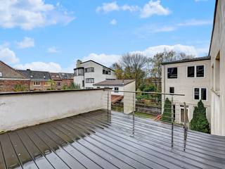 <p>Woning met uitzonderlijk veel potentieel te koop in Sint-Lambrechts-Woluwe.</p><p>Deze grondig gerenoveerde woning (2011) beschikt over minstens 3 slaapkamers, 3 badkamers, een lift (rolstoeltoegankelijk), een groot westgericht terras en een aangename koer. Daarnaast is er een apart achtergebouw met meerdere verdiepen, ideaal als atelier, kantoor, praktijkruimte of polyvalente ruimte.</p><p>De woning is rustig gelegen en toch dichtbij invalswegen, openbaar vervoer (tram en bus), scholen, winkels, horeca en een park op wandelafstand.</p><p><br /></p><p>Indeling voorgebouw:</p><p>Gelijkvloers met ruime garage, polyvalente ruimte, lift, badkamer en kantoor/zithoek met toegang tot de koer. Eerste verdieping met open ingerichte keuken en berging, lichtrijke living met toegang tot terras en koer, badkamer, apart toilet en ruime slaapkamer. Tweede verdieping met twee slaapkamers en badkamer. Geïsoleerde zolder en kelder aanwezig.</p><p><br /></p><p>Het achtergebouw en de polyvalente ruimtes bieden tal van privé- en professionele mogelijkheden.</p><p><br /></p><p>Extra troeven: conforme elektriciteit, thermisch zonnesysteem, automatische geïsoleerde garagepoort, grote lichtinval dankzij harmonica-raam, veel stopcontacten, dimbare spots en sfeervolle sterrenhemel in de living. </p><p><br /></p><p>Contacteer ons vandaag nog voor een bezoek.</p><p>JOUW DROOMWONING. ZO GEVONDEN!</p>