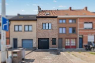 Instapklare, gezellige woning met een zeldzame troef: een ruime oprit voor twee à drie wagens én een aparte garage. Parkeren wordt hier nooit een zorg.<br />Op een perceel van 209 m² biedt deze woning 144 m² comfortabel woongenot. De knappe, moderne keuken sluit naadloos aan op de leefruimte en geeft uit op een verzorgd terras — de ideale plek voor een zonnige koffie of een etentje met vrienden. De badkamer overtuigt met bad én douche, dubbele lavabo en een apart toilet.<br />Momenteel telt de woning drie slaapkamers, maar de indeling laat een uitbreiding tot vier slaapkamers toe: perfect voor een groeiend gezin of een thuiskantoor. Overal vindt u handige ingemaakte kasten terug.<br />De elektrische keuring is conform. Het EPC-label E brengt een renovatieplicht met zich mee, maar met een minieme investering — denk aan zonnepanelen — tilt u de woning naar label D. Daarmee vervalt de renovatieplicht volledig: een slimme opportuniteit voor wie meteen wil scoren.<br />De ligging maakt het plaatje compleet: vlakbij alle voorzieningen en met een vlotte ontsluiting naar de invalswegen.<br />Zin in een bezoek? Bel of mail ons voor een afspraak op het nummer 052/46.38.03 of via info@uw-huis.be en wie weet tot binnenkort!<br />