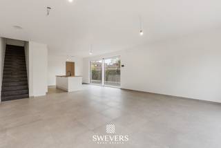 Voor meer info en foto’s, surf naar www.swevers.be – Welkom in deze recente halfopen BEN-woning in de Halstraat 113 bus 1 in Heusden-Zolder. Deze instapklare woning, gebouwd in 2024, biedt 150 m² bewoonbare oppervlakte en combineert hedendaags wooncomfort met energiezuinige technieken. De woning is volledig afgewerkt met een ingerichte keuken, stijlvolle badkamer, schilderwerken en een elegante stenen trap.<br />Via de inkomhal met gastentoilet en berging bereikt u de lichtrijke leefruimte met open keuken, samen goed voor een ruim en aangenaam geheel. Grote raampartijen zorgen voor een mooie verbinding met de volledig omheinde tuin, waar u dankzij de noordwestelijke oriëntatie volop geniet van de namiddag- en avondzon. Op de eerste verdieping bevinden zich drie slaapkamers van 19,80 m², 11,01 m² en 8,36 m², een moderne badkamer met inloopdouche en badkamermeubel, en een tweede toilet. De woning is uitgerust met een lucht-waterwarmtepomp, ventilatiesysteem D en energiezuinige centrale verwarming, wat garant staat voor lage energiekosten en een aangenaam wooncomfort. Het perceel van ca. 4a 49ca beschikt over twee private parkeerplaatsen en een verzorgd aangelegde voortuin. De ligging is bovendien bijzonder gunstig, op slechts 1,6 km van het centrum van Heusden, met winkels, scholen, openbaar vervoer en de autosnelweg in de nabije omgeving. Voor meer informatie, bel 011 255 155. Bron bewoonbare oppervlakte: EPC – verslag.