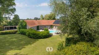 Stap binnen in een oase van rust en charme, verborgen in het groene hart van Kruishoutem. Deze karaktervolle U-vormige hoeve ademt authenticiteit en sfeer, met als absolute eyecatcher het zwembad als centraal middelpunt van de woning.<br /><br />De hoeve biedt een unieke combinatie van ruimte, licht en comfort, met een warm en uitnodigend interieur. Rond het zwembad geniet je van een zuidgeoriënteerd terras, perfect voor ontspanning of gezellige momenten met vrienden en familie.<br /><br />Wat deze eigendom écht uitzonderlijk maakt?<br /><br />- Volledige privacy: geen directe buren, enkel rust en natuur<br />- Zeer vlot bereikbaar: op amper 5 minuten van de oprit van de autosnelweg<br />- Thuiswerk of praktijkruimte: aparte bureauruimte aan de voorzijde , ideaal voor een home office of vrij beroep<br />- Ruimtelijk wonen: 4 slaapkamers, lichtrijke leefruimtes en een prachtig buitengevoel<br /><br />Of je nu op zoek bent naar een gezinswoning met karakter, een tweede verblijf in alle rust, of een charmante plek om wonen en werken te combineren: deze hoeve heeft het allemaal.<br /><br />Laat je betoveren door de charme en de rust van deze unieke eigendom. Boek vandaag nog je bezoek en ontdek de levensstijl die hier op je wacht.