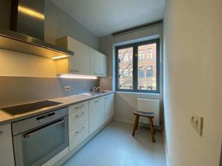 <p><span>Stijlvol gerenoveerd appartement met 2 slaapkamers en gezellig terrasje op het Zuid <br /><br /></span><span></span><span>Indeling:</span><span><br />Dit appartement ligt op de 1ste verdieping en is bereikbaar via de lift of trap.<br />De grote leefruimte baadt in het licht. De volledig ingerichte keuken is voorzien van een keramische kookplaat met dampkap, oven, koelkast, diepvries en vaatwasser.<br /><br />De 2 slaapkamers ( 4 x 3,5 en 3.8 x 2.2) bevinden zich aan de rustige achterzijde van het gebouw. Het terrasje is te bereiken via de tweede slaapkamer. De badkamer is bekleed met mozaïek tegels en beschikt over een ligbad met douchecombinatie, een lavabomeubel en afgezonderd de aansluiting voor een wasmachine.<br />Het toilet bevindt zich apart in de inkomhal van het appartement.<br /><br />Gemeenschappelijke kosten: 50 euro per maand - Huurwaarborg: 3 maanden huur - Huurovereenkomst 1 jaar verlengbaar<br /><br /></span><span>Omgeving:</span><span><br />Gelegen op het zeer gezellige en bruisende Zuid, vlakbij het Museum van Schone Kunsten.<br /><br /></span><span>Extra's:<br /></span></p>
<ul>
<li><span>Beschikbaar vanaf 15/7/2026</span></li>
<li><span>Voorzien van verlichting en gordijnen</span></li>
<li><span>Ingemaakte kasten in de hal en de hoofdslaapkamer</span></li>
<li><span>Mooie gietvloeren</span></li>
<li><span>Gemeenschappelijk tuintje op het gelijkvloers</span><span><br /><br /></span></li>
</ul>