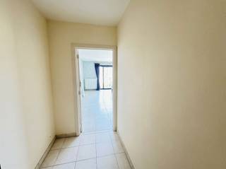 <p>MODERN APPARTEMENT MET DRIE SLAAPKAMERS IN SINT-AGATHA-BERCHEM<br />Dit verzorgd appartement van ca. 107 m² bevindt zich in een recent gebouw in Sint-Agatha-Berchem en biedt een aangename combinatie van ruimte, comfort en functionaliteit.<br />Het appartement omvat een inkomhal, een lichtrijke leefruimte met grote schuiframen die toegang geven tot het<strong> terras,</strong> een volledig uitgeruste keuken, <strong>drie slaapkamers</strong> met massieve <strong>parketvloeren</strong> en twee badkamers. De masterbedroom beschikt over een eigen badkamer. De tweede badkamer bevindt zich centraal tussen de twee overige slaapkamers, wat een praktische indeling biedt voor gezinnen of gasten.<br />Dankzij de grote raampartijen geniet de leefruimte van een aangename natuurlijke lichtinval. De keuken is uitgerust met de gebruikelijke inbouwtoestellen en biedt alle comfort voor dagelijks gebruik.<br />Het appartement maakt deel uit van een verzorgd residentieel geheel met een <strong>ruime gemeenschappelijke tuin</strong>. De groene omgeving zorgt voor een aangename woonbeleving, terwijl winkels, scholen, openbaar vervoer en belangrijke invalswegen zich in de nabije omgeving bevinden.<br />Verder beschikt het gebouw over een afgesloten gemeenschappelijke fietsenberging. Bij het appartement hoort een<strong> ondergrondse autostaanplaats,</strong> verplicht mee aan te kopen voor € 20.000.<br />Een ideale woonst voor gezinnen, koppels of wie op zoek is naar een comfortabel appartement met drie slaapkamers in een rustige en groene omgeving.<br />Vraagprijs appartement: € 365.000<br />Autostaanplaats (verplicht mee aan te kopen): € 20.000<br />Totale prijs: € 385.000</p><p><strong>**Bezoekmoment:** </strong>zondag 26 juli. Reserveer eenvoudig uw tijdslot via www.maykeverbeek.be </p>