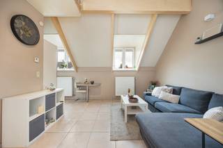 <strong>INDELING<br />2DE VERDIEPING</strong><br />Woonkamer. Open keuken voorzien van de volgende toestellen nl. spoeltafel, keramische kookplaat, afzuigkap, koelkast, combi - microgolfoven en vast eettafeltje. Berging/wasplaats met plaats voor wasmachine en aardgasbrander van de C.V. en het warmwater.<br />Badkamer voorzien van ligbad, badkamermeubel met 1 wastafel en toilet. 1 slaapkamer. <br /><br /><strong>DAKVERDIEPING</strong><br />Bergruimte/mezzanine. <br /><br /><strong>BIJZONDERHEDEN </strong><br />Dubbele beglazing. Kunstof ramen. C.V. op aardgas. Radiatoren. Riolering. <br /><br /><strong>POSITIEVE ASPECTEN</strong><br />Gelegen in het centrum van Merksplas, vlakbij de nodige voorzieningen (winkels, openbaar vervoer, supermarkt, horeca,...)<br />Ideaal als startersappartement of als investering<br />Lage gemeenschappelijke kosten<br />Kleinschalig appartementsgebouw bestaande uit 3 eenheden<br />Elektriciteit = conform<br /><br /><em>De huidige huurprijs bedraagt 548,74 Euro/maand. </em><br /><br /><em>Stedenbouwkundige inlichtingen in aanvraag. </em>