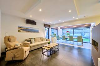 Kwalitatief afgewerkte tweewoonst met aparte zorgwoning op een mooi perceel van 8a30ca.Ter hoogte van de Vennestraat 202a treffen we dit uniek...