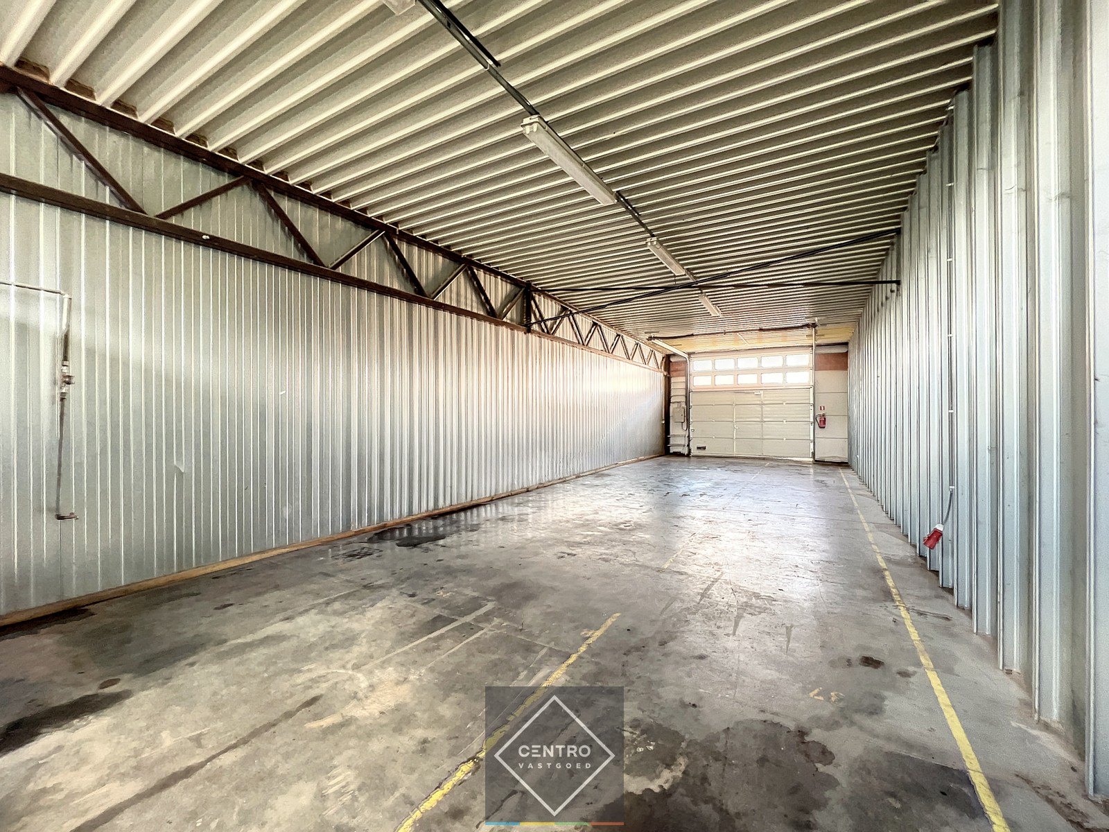 Goed gelegen LOODS (ca.120 m2) met elektrische sectionaalpoort te RUMBEKE. - photo 4