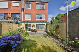 <p><span>Dit verzorgd 2-slaapkamer appartement met tuin én garagebox, is gelegen in de Drabstraat, vlakbij fort 4. Ook de sporthal, de Colruyt, fitness en openbaar vervoer zijn vlakbij.<br /><br /></span></p><p><span>Via de inkomhal hebben we vooraan de verzorgde living, eetplaats op parket met veel lichtinval, dankzij de grote raampartijen. De kwalitatieve keuken werd enkele jaren geleden vernieuwd en is voorzien van alle comfort.</span></p><p><span>De badkamer is voorzien van een douche, wastafel, toilet en aansluiting voor wasmachine. Achteraan 2 slaapkamers op blokjesparket. Via de kleinste slaapkamer hebben we doorgang naar het overdekte terras en de fijne, rustige tuin.</span></p><p><span>Er is ook een zijdeur dit toegang geeft naar de ingang van de garages, handig bij het laden en lossen van boodschappen. Er zijn ook 2 bergingen in de kelder gelegen.</span></p><p><span> </span></p><p><span>Troeven:</span></p><p><span> </span></p><p><span>. klein gebouw - geen maandelijkse kosten (enkel blokpolis)</span></p><p><span>. aparte meters voor water, gas en elektriciteit</span></p><p><span>. gelijkvloers met tuin en garagebox</span></p><p><span> </span></p><p><span>Is dit verzorgd 2-slpk. appartement met tuintje en garagebox, vlakbij fort 4 binnenkort de uwe?</span></p><p><span> </span></p><p><span>EPC: 321 kWh/m²j</span></p><p><span>Oppervlakte volgens meting EPC</span></p><p><span>P-score: C - G-score: A</span></p><p><span> </span></p><p><span>Voor een bezoek ter plaatse: 03 449 42 41 - hallo@habicom.be.</span></p><p><span>Benieuwd naar de waarde van uw woning? Check het gratis op www.watismijnhuiswaard.be</span></p><p><span> </span></p>