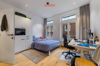 Deze welgelegen studentenkamer situeert op de 2de verdieping (voorzijde) van een kleinschalige en gezellige residentie genaamd DST met 18 studentenunits. Deze mooie kamer heeft een oppervlakte van 16 m<sup>2</sup> en is voorzien van een individuele badkamer (wastafel, inloopdouche en toilet). Daarnaast beschikt de studentenkamer over volgende bemeubeling: volwaardige dubbele boxspring, bureau met bureaustoel, gordijnen kleerkast met ingebouwde koelkast en microgolfoven, … Nutsvoorzieningen kunnen apart worden afgerekend. Op de gelijkvloerse verdieping is tevens een gemeenschappelijke ruimte van 29 m<sup>2</sup> met ensuite een gezellig stadsterras 20 m<sup>2</sup> voor de ultieme studentenbeleving. De geprojecteerde verhuurprijs voor deze studio werd voorzien op €665,00 (excl. kosten) EPC: 93 kWh/m2 label A. Nu al interesse in deze investeringsoppurtuniteit? Meer informatie te vinden in de brochure op onze website: www.homies.be. Of contacteer ons voor een plaatsbezoek, 016 22 82 22 of info@homies.be