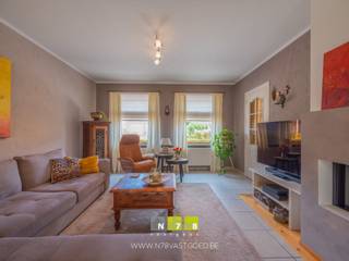 <strong>*IN OPTIE* GELIJKVLOERSE WONING MET 3 SLAAPKAMERS OP EEN PERCEEL VAN 8A22CA TE MOLENBEERSEL.</strong><br /><br /><strong>TROEVEN<br /></strong>- Rustig gelegen in Molenbeersel, met vlotte verbinding naar Kinrooi en omliggende voorzieningen.<br />- Nabij Nederlands grens.<br />- Energiezuinige woning met EPC-label B (155 kWh/m²jaar) en zonnepanelen. <br />- Volledig gelijkvloers wooncomfort met een praktische indeling en 3 slaapkamers. <br />- Gelegen op een mooi perceel van 8a22ca met verzorgde tuin, tuinkamer en aangename buitenbeleving.<br /><br /><strong>KELDERVERDIEPING</strong><br />- Kelderruimte (20m²): tegelvloer.<br /><br /><strong>GELIJKVLOERS</strong><br />- Inkomhal (10,80m²): tegelvloer.<br />- Woonkamer (46,10 m²): veel lichtinval, gashaard, tegelvloer.<br />- Keuken (8,84m²): ingericht met onder- en bovenkasten, lades, afwasmachine, combi-oven, koelkast, keramische kookplaat, dampkap, tegelvloer.<br />- Sas (2,40m²): tegelvloer.<br />- Toilet (1,26m²): zittoilet en lavabo, tegelvloer.<br />- Berging (5,85m²): aansluiting wasmachine en droogkast, lavabo, tegelvloer.<br />- Nachthal (6m²): tegelvloer.<br />- Badkamer (6,20m²): ingericht met dubbele lavabo, kolomkast, ligbad, douche, tegelvoer.<br />- Slaapkamer 1 (14,80m²): laminaatvloer.<br />- Slaapkamer 2 (11,34m²): laminaatvloer.<br />- Slaapkamer 3 (9,62m²): laminaatvloer.<br />- Tuinkamer (33,69m²): houten vloer.<br /><br /><strong>VERDIEPING +01</strong><br />- Zolderruimte bereikbaar via zolderluik met vliso trap.<br /><br /><strong>EXTERIEUR</strong><br />- Carport.<br />- Garage.<br />- Beklinkerde oprit.<br />- Charmante tuin met siervijver.<br />- Prieeltje.<br />- Zonneluifel.<br /><br />Bekijkt u deze advertentie via een aanverwante vastgoedsite, surf dan zeker naar onze website www.N78vastgoed.be voor een uitgebreide beschrijving en foto's. Meer info: +32 (0)89 86 18 88 of info@N78vastgoed.be.