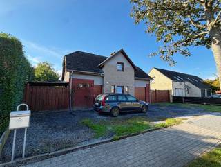 <p><span>Vrijstaand wonen met 3 slaapkamers, een gezellige tuin en een royaal overdekt terras!</span></p><p><span> </span></p><p><span>Op zoek naar een comfortabele gezinswoning waar je ook buiten volop kunt genieten? Aan de Schoolstraat 103 in Dilsen-Stokkem vinden we deze vrijstaande woning uit 2005, gelegen op een perceel van 5a53ca. Met drie slaapkamers, een inpandige garage en een bijzonder aangenaam overdekt terras biedt deze woning een mooie combinatie van wooncomfort en praktische ruimte.</span></p><p><span> </span></p><p><span>Via de inkomhal met afzonderlijk gastentoilet komen we in de lichtrijke leefruimte. Hier is plaats voor een gezellige zithoek en een volwaardige eetplaats. De grote raampartijen zorgen voor een mooi zicht op de tuin en verbinden het dagelijkse leven binnen met het terras buiten.</span></p><p><span> </span></p><p><span>De afzonderlijke keuken beschikt over veel kast- en werkruimte en ingebouwde toestellen. Dankzij het ruime raam geniet je ook hier van aangenaam daglicht.</span></p><p><span> </span></p><p><span>Op de verdieping bevinden zich drie slaapkamers, die je naar eigen behoefte ook als bureau, dressing of hobbykamer kunt gebruiken. De badkamer is uitgerust met een douche/bad, wastafel en toilet. De inpandige garage biedt daarnaast praktische ruimte voor de wagen, wasvoorzieningen en extra opslag.</span></p><p><span> </span></p><p><span>Een absolute blikvanger is het ruime overdekte terras achteraan. Hier kun je uitgebreid tafelen met familie, ontspannen in een loungeset of beschut genieten van het buitenleven. Het terras sluit aan op de omsloten tuin met gazon en beplanting, een fijne plek om te spelen, te tuinieren of tot rust te komen. Ook naast de woning is een overkapping aanwezig, handig voor fietsen of tuinmateriaal.</span></p><p><span> </span></p><p><span>De ligging in een woonwijk in Dilsen combineert een residentiële omgeving met de bereikbaarheid van het centrum en de dagelijkse voorzieningen. Scholen, winkels en ontspanningsmogelijkheden in de omgeving maken dit een aantrekkelijke uitvalsbasis voor het gezinsleven.</span></p><p><span> </span></p><p><span>De woning beschikt over 143 m² bruikbare vloeroppervlakte volgens het EPC, centrale verwarming met een condenserende gasketel en EPC-label C met een energiescore van 218 kWh/m²/jaar. Ook de elektriciteit is conform.</span></p><p><span> </span></p><p><span>Een vrijstaande woning met een praktische indeling, drie slaapkamers en een buitenruimte die uitnodigt om van te genieten. Kom zelf ontdekken wat Schoolstraat 103 te bieden heeft!</span></p><p><span> </span></p><p><span>De woning is momenteel verhuurd aan 1.300 per maand, waarbij de bewoners voorzien om de woning binnen zes maanden vanaf 1 oktober 2026 te verlaten.</span></p><p><span> </span></p><p><span>Meer informatie of een bezoek ter plaatse?</span></p><p><span>Contacteer Robin Raeven – Jemar via 0484 35 73 08 of robin@jemar.be.</span></p>