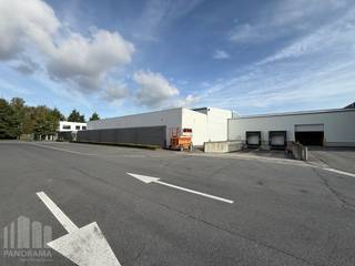 Bedrijfsgebouw te huur in Desteldonk in de onmiddelijke omgeving van de haven. De site geniet van een vlotte bereikbaarheid met de R4 en met een uitstekende verbinding naar de E17.<br /><br />De magazijnruimte van 1.800 m² beschikt over een vrije hoogte van 6 meter en is uitgerust met 2 laadkades, 2 automatische sectionale poorten, een polybetonvloer en lichtstraten met rookluiken. Het magazijn is voorzien van warmteluchtblazers en beschikt over een luifel. Het dak zal bovendien worden vernieuwd. Aansluitend is 320 m² kantoorruimte beschikbaar, voorzien van een kitchenette. De kantoren zullen nog worden opgefrist.<br /><br />De site beschikt daarnaast over een ruime, verharde buitenzone met voldoende manoeuvreerruimte en 12 parkeerplaatsen, met mogelijkheid tot het voorzien van laadpunten. De magazijnruimte kan bovendien worden uitgebreid tot 3.600 m².<br /><br />Contacteer PANORAMA B2B voor bijkomende technische inlichtingen, plannen of een vrijblijvend plaatsbezoek via 0477 02 09 02.