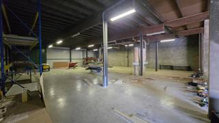 <strong>Wervik - Loods met een oppervlakte van 405 m² te huur.</strong><br /><br />+ Sectionale automatische poort<br />+ Geïsoleerd<br />+ Gepolierde beton<br />+ 5 parkeerplaatsen<br />+ drijfkracht aanwezig<br /><br /><em>Huurprijs = 1800 euro + 1/12 onroerende voorheffing</em>