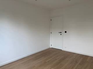 In een kleinschalig gebouw nabij Olmenbrug bevindt zich dit gerenoveerd hoekappartement dat staat te wachten op nieuwe bewoners!Het appartement...