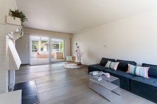 Locatie:<br />Op zoek naar een charmante en energie-zuinige woning met ruimte, leuke tuin én een topligging? Welkom in het gegeerde Hertebos, een rustige en groene wijk op wandel- en fietsafstand van het bruisende centrum van ’s Gravenwezel.<br /><br />Indeling:<br />Deze ideale gezinswoning op een perceel van 560m² biedt alle troeven voor wie houdt van comfortabel wonen. Je komt toe in de leuke voortuin, met een praktische oprit voor enkele wagens. <br />Op het gelijkvloers verwelkomt een ruime inkomhal je, met aansluitend een kleine kamer die als bureau kan dienen, een gastentoilet, een praktische garage met wasplaats, een gezellige en lichtrijke leefruimte op parket en een functionele keuken met eetplaats en zicht op de tuin. <br />Achteraan vind je een royale aangebouwde veranda en buiten kan je in alle rust genieten van een leuke tuin met een ruim tuinhuis met overdekt terras én jacuzzi — ideaal voor wie houdt van buitenleven in alle seizoenen. <br /><br />Op de eerste verdieping bereiken we 3 slaapkamers via een ruime overloop, de moderne badkamer met inloopdouche, dubbele lavabo en toilet, en toegang tot een grote zolderberging, perfect als extra opslagruimte.<br /><br />Belangrijkste troeven:<br />Gunstige ligging in top-buurt, met goede bereikbaarheid.<br />Super leuke tuin waar je in alle rust kan genieten.<br />Solide woning, technisch volledig in orde en in goede staat van onderhoud.<br /><br />Bijzonderheden: <br />Gunstige EPC score van 187 kWh/m²<br />Zonnepanelen aanwezig (2023 geplaatst)<br />Elektriciteit conform, Asbestvrij<br />Dak volledig vernieuwd in 2016<br />Cv op gas gas (condensatieketel 3 jaar geleden geplaatst)