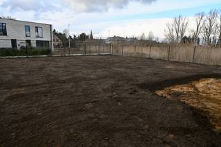 Ruime Open Bebouwing in een nieuwe Verkaveling ! <br /><br />Deze nieuwbouwwoning is gebouwd op een perceel grond van 589 m²  !<br />Indeling : Inkomhal , apart toilet , woonkamer , eetplaats met open keuken , grote berging aansluitend aan de keuken .<br />Verdiep : Nachthal , 4 slaapkamers waarvan 1 met dressing   , ruime badkamer ,  apart toilet . <br /><br />Carport naast de woning voorzien . <br /><br />Deze modere woning is voorzien van Vloerverwarming  met Warmtepomp , Zonnepanelen , ventilatie , regenwaterrecuperatie  !!<br /><br /><br />Plannen en lastenboek te downloaden op onze website .<br />Er is nog inspraak in de afwerking .<br /><br />Maak vrijblijvend een afspraak om deze woning te bezoeken ! <br /><br />KOOP NU EN BETAAL PAS BIJ DE OPLEVERING ! <br /> 