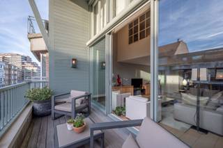 Welkom in dit uitzonderlijk ruime en stijlvolle mezzanine-appartement van 206 m², gelegen in de Van Bunnenlaan, op slechts enkele stappen van...