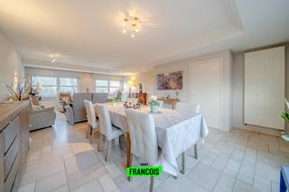 Ontdek deze unieke combinatie van wonen en werken te koop in Boezinge, op slechts 10 minuten van Ieper. Deze instapklare woning biedt ruimte, comfort en tal van mogelijkheden.<br /><br />Dit ruime eigendom van 267 m² omvat een lichtrijk appartement met een aangename indeling. Op de eerste verdieping geniet u van een gezellige leefruimte, een volledig uitgeruste keuken en een zeer ruim terras waar het heerlijk vertoeven is. Verder beschikt het appartement over 1 slaapkamer en een badkamer. De aanwezigheid van een charmante tuin zorgt voor extra buitenruimte en rust.<br /><br />Op het gelijkvloers bevindt zich een handelsruimte met winkelgedeelte en doorgang naar een achterliggend magazijn. Dankzij de garage en de vele parkeermogelijkheden is dit pand ideaal voor zelfstandigen of wie wonen en werken wil combineren. Gelegen in Boezinge, nabij het centrum en op korte afstand van Ieper, geniet u hier van een topligging met vlotte bereikbaarheid.<br /><br />Interesse in deze veelzijdige gezinswoning te koop in Boezinge? Contacteer Immo Francois vandaag nog en plan uw bezoek.<br /><br />Wenst u uw eigen woning te verkopen in Boezinge of regio Ieper? Immo Francois biedt u graag een gratis en professionele schatting aan.<br /><br />Woning verkopen in Boezinge? Vraag je gratis schatting aan bij Immo Francois via rene@immofrancois.be. <br /><br />