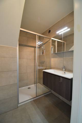 KMO-unit/ magazijn van 200 m² + kantoorruimte met sanitair en 3 autostaanplaatsen. Het magazijn is geïsoleerd en is voorzien van een...